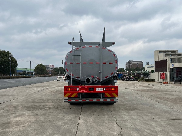 最新推出8x4重汽豪沃TX系列29立方供液車(chē)/30-32立方油田洗井-供液車(chē)