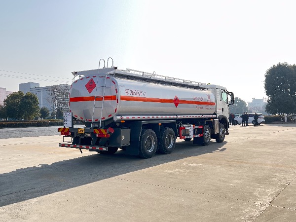 8x4重汽豪沃TX系列26立方原油運輸罐車(chē)/華威馳樂(lè )牌SGZ5321GRYZZ6T5型易燃液體罐式運輸車(chē)