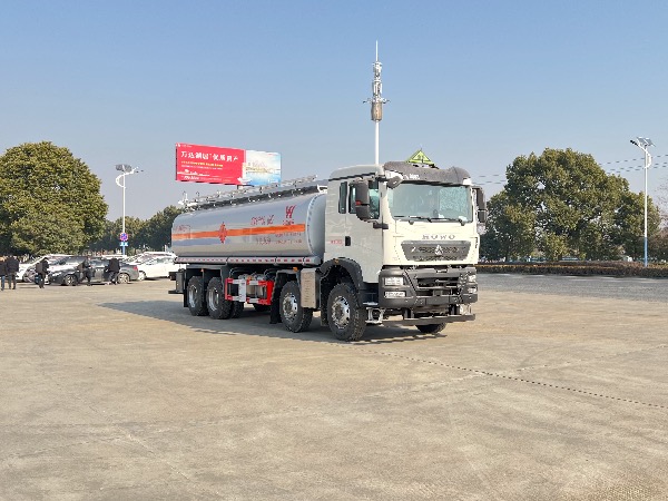 8x4重汽豪沃TX系列26立方原油運輸罐車(chē)/華威馳樂(lè )牌SGZ5321GRYZZ6T5型易燃液體罐式運輸車(chē)