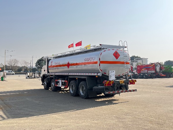 8x4重汽豪沃TX系列26立方原油運輸罐車(chē)/華威馳樂(lè )牌SGZ5321GRYZZ6T5型易燃液體罐式運輸車(chē)