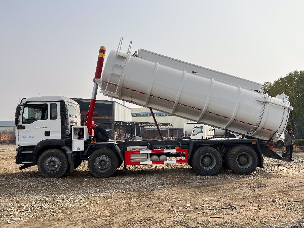 8x4重汽汕德卡SGZ5311GWNZZ6C5型污泥運輸車(chē)|26立方重汽汕德卡污泥自卸車(chē)