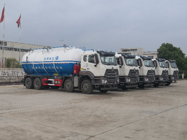 8x4新款重汽豪沃N系列24立方污泥車(chē)|華威馳樂(lè )牌SGZ5310GWNZZ6N型罐式污泥運輸車(chē)
