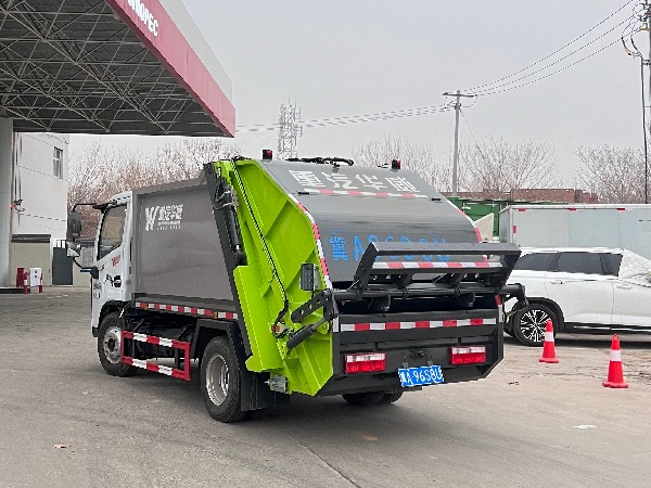 東風(fēng)多利卡D6藍牌壓縮式垃圾車(chē)｜掛桶式垃圾車(chē)｜4-5立方藍牌壓縮車(chē)｜可進(jìn)地庫垃圾收集轉運車(chē)