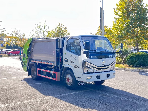 東風(fēng)多利卡D6藍牌壓縮式垃圾車(chē)｜掛桶式垃圾車(chē)｜4-5立方藍牌壓縮車(chē)｜可進(jìn)地庫垃圾收集轉運車(chē)